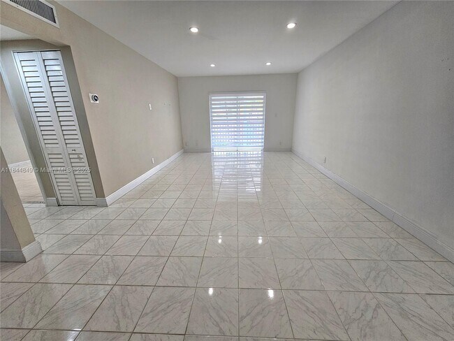 Foto del edificio - 701 NE 1st Ct