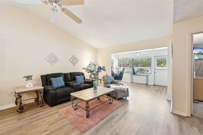 Foto del edificio - 7245 Wood Creek Dr
