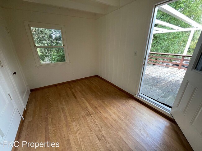 Building Photo - 2 br, 1 bath House - 1207 1/2 Lawton St