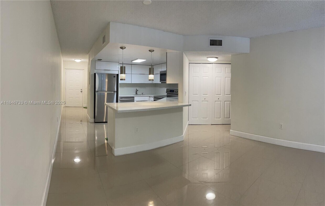 Foto principal - 8343 Lake Dr