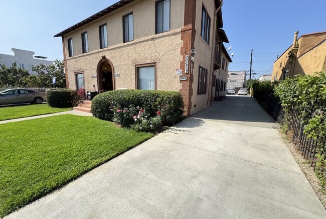 Building Photo - 2041 S Ridgeley Dr