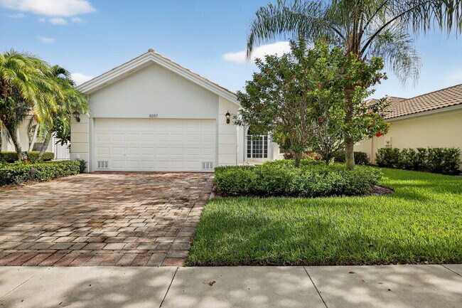 Foto del edificio - 8257 Rosalie Ln