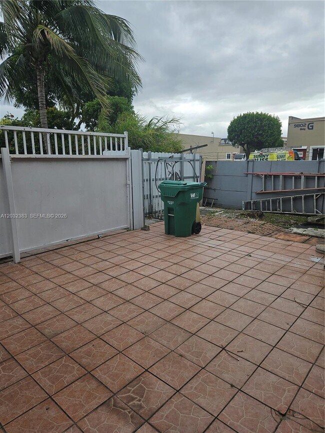 Foto del edificio - 9890 NW 80th Pl