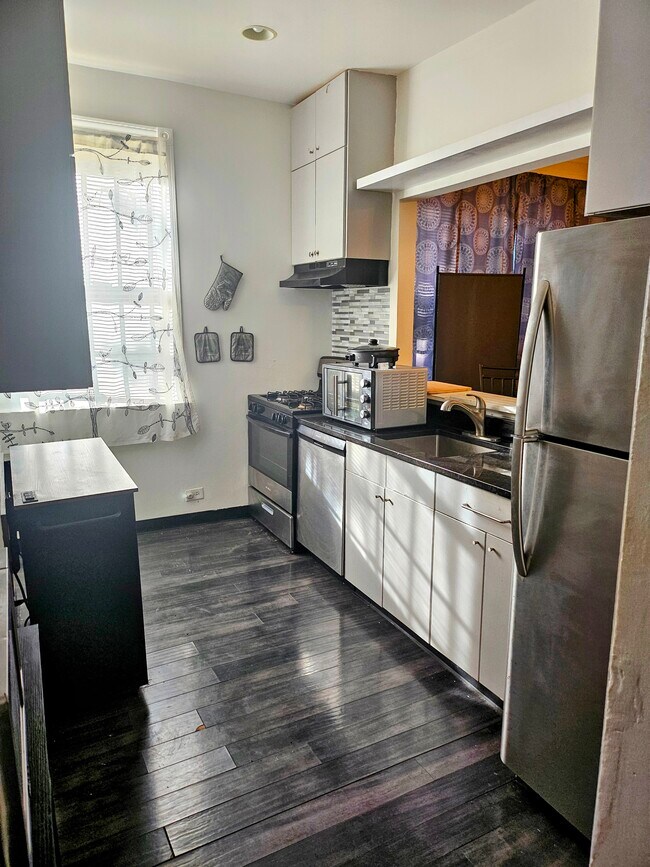 Cocina - 6942 S Dante Ave