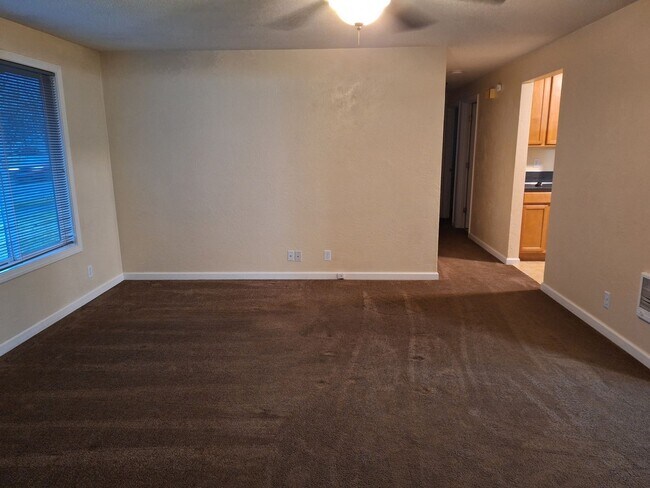 Foto del edificio - Cute 3 Bedroom, 1.5 bath home with 2 car g...