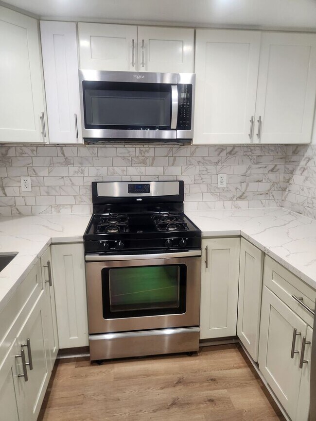 Foto del edificio - Clean and bright throughout, 2-bedroom, 1.5 Bathroom, two story unit in a great Windsor location!