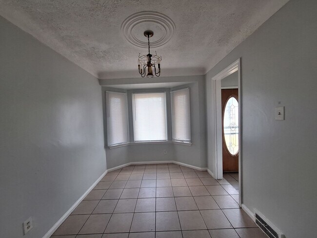 Building Photo - Charming 3 bedroom brick bungalow
