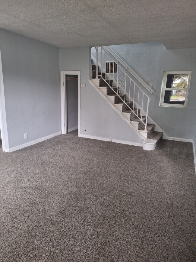 Foto del edificio - 1613 Jackson Ave