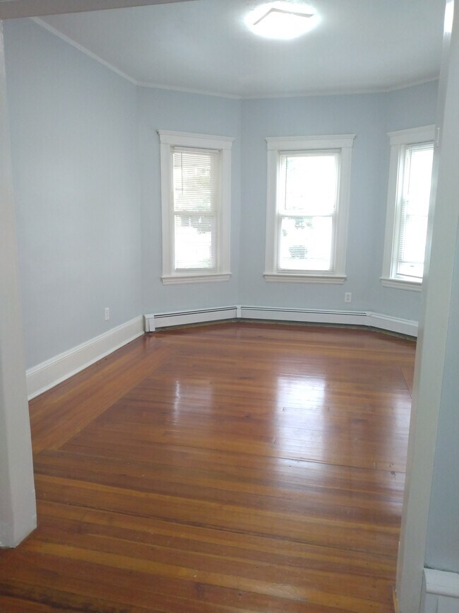 Building Photo - 123 4th St
