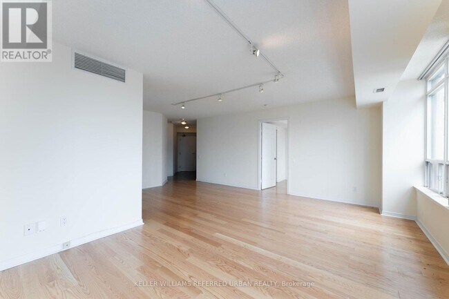 Photo du bâtiment - 911-33-2233 Empress Ave