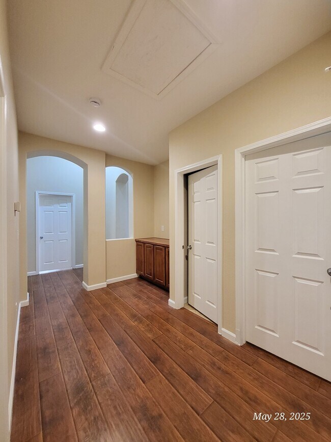 Foto del edificio - 8672 Blakely Ct