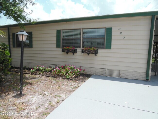 Building Photo - 327 Macadamia Dr