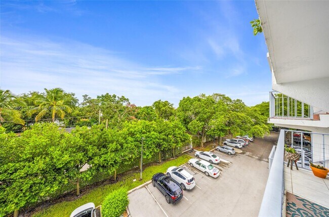 Foto del edificio - 700 NE 63rd St