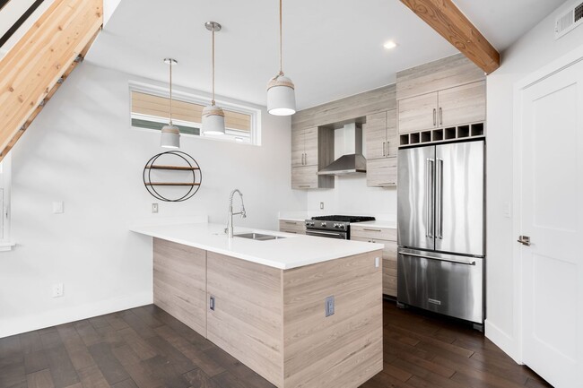 Foto del edificio - Chic 2BD, 2.5BA Sunnyside Townhome With Bo...