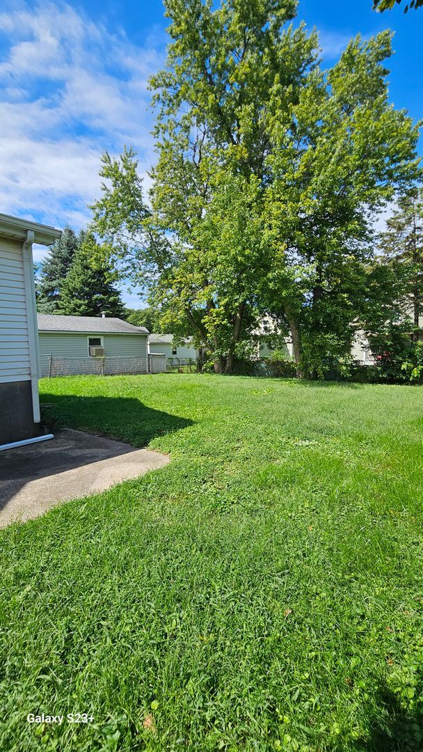 Building Photo - Spacious 4 Bedroom