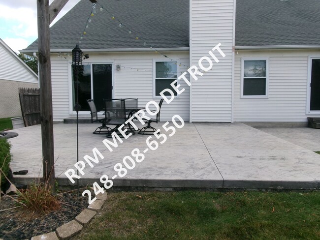Building Photo - SPACIOUS HOME IN BROWNSTOWN