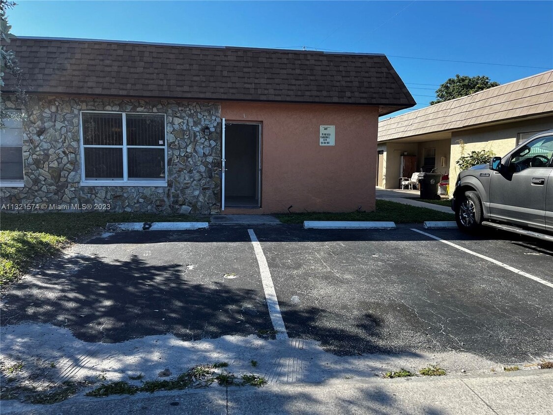 2961 NW 43 Terrace Unit A, Lauderdale Lakes, FL 33313 Room for Rent