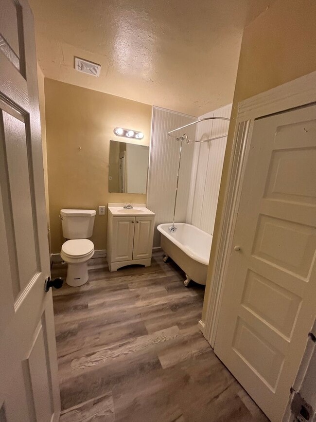 Building Photo - 405 River St