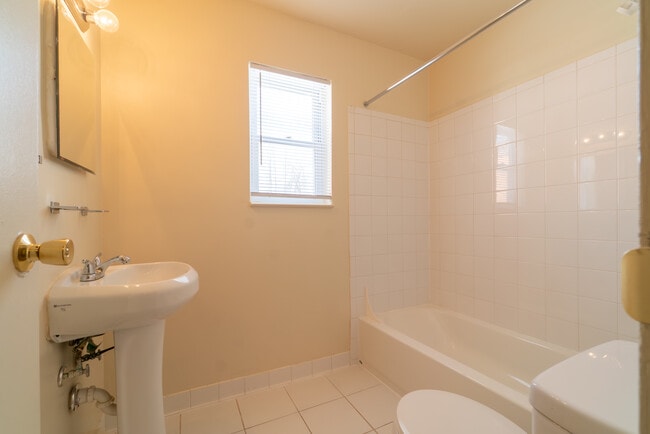 Foto del edificio - Middlesex Village Apartments