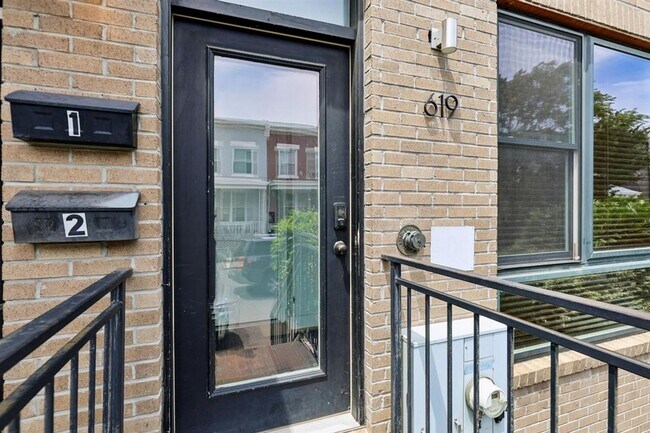 Building Photo - Gorgeous Upper Level 2BR/2.5BTH Condo with Rooftop Deck and Reserved Parking!