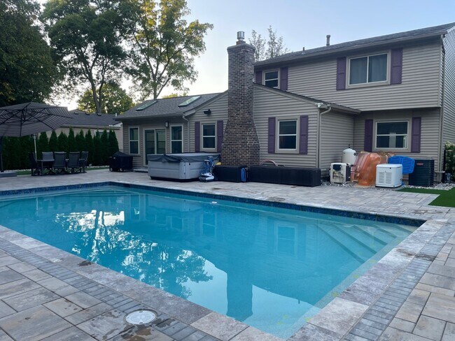 Piscina, jacuzzi y chimenea con patio. - 39953 Sandpoint Way