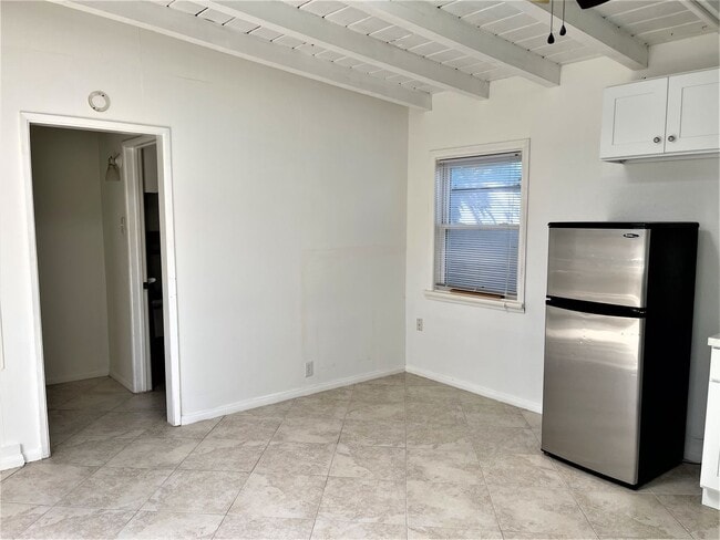 Building Photo - Adorable Studio Minutes away from the San Clemente Beaches!