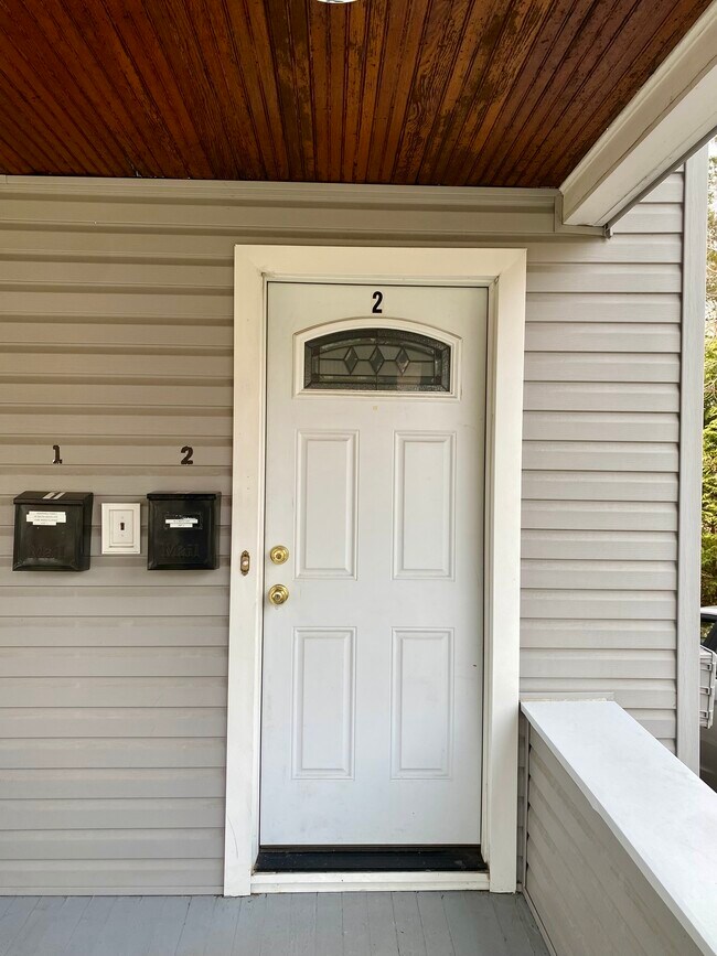 Apartamento en el segundo piso. - 26 S Maple Ave