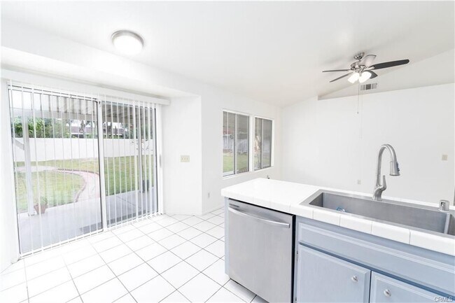 Building Photo - 443 S Tamarisk Ave