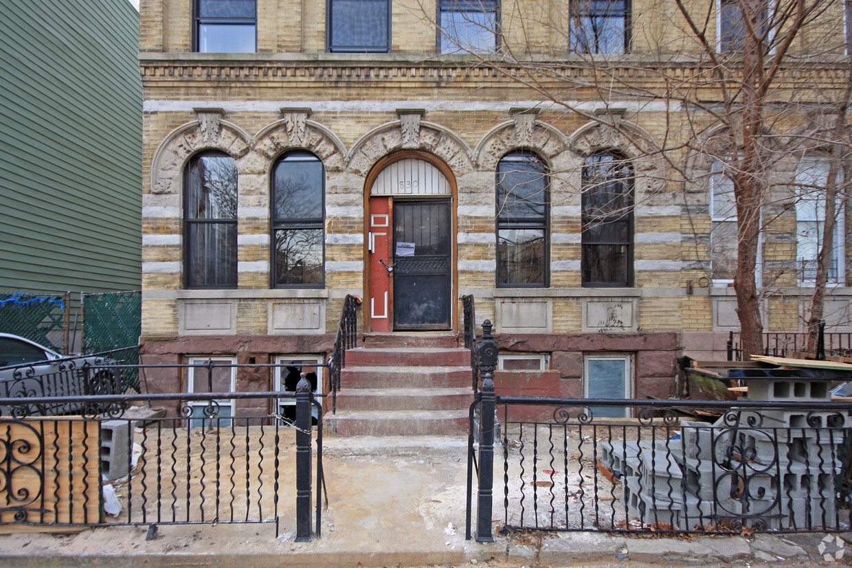 Building Photo - 830 Halsey St