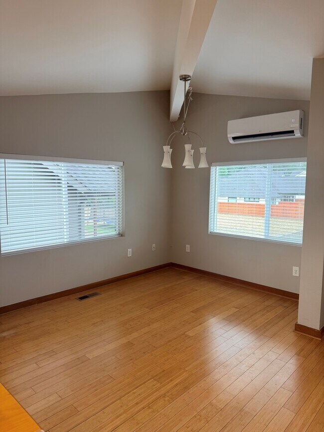 Foto del edificio - Spacious Home with Office, Studio, Workshop - Endless Possibilities!