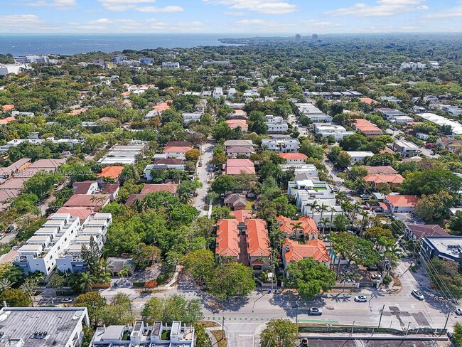 Foto del edificio - 3310 Bird Ave