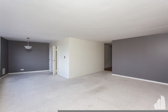 Building Photo - 3900 N Pine Grove Ave