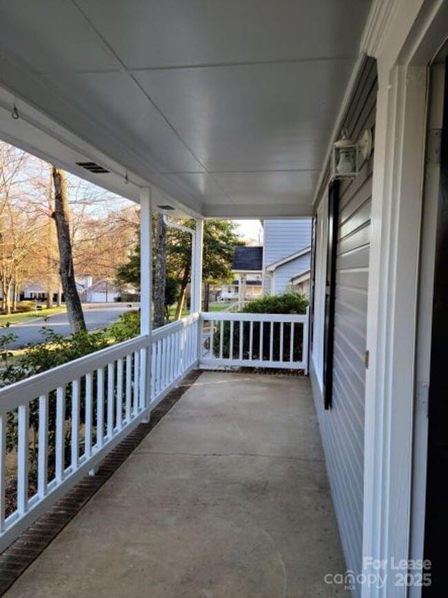 Foto del edificio - 6613 Farrington Ln