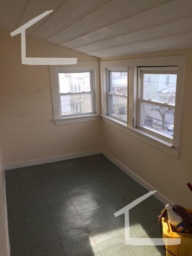 Foto del edificio - Spacious Four Bedroom Coming Available