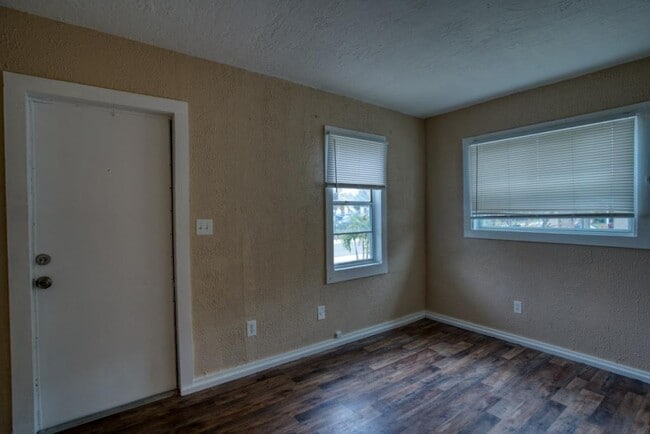 Building Photo - 1735 13th Ave S