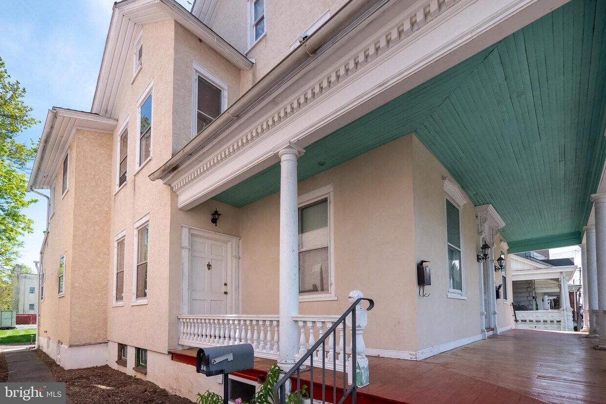 Foto principal - 312 E Broad St