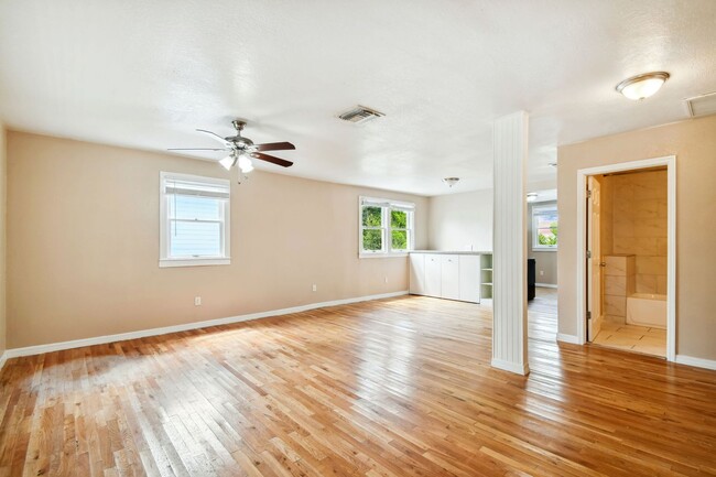 Building Photo - Historic Ybor City Bungalow!