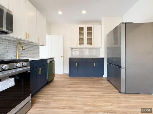 Foto del edificio - 3 bedroom in Brooklyn NY 11214