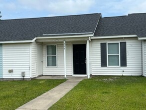 Building Photo - 725 Pinewood Dr