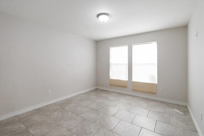 Foto del edificio - 525 Military Dr