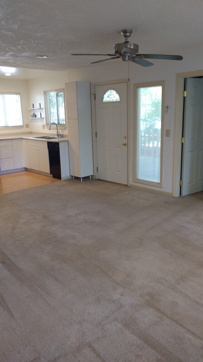 Foto del edificio - 477 Meadowview Ct