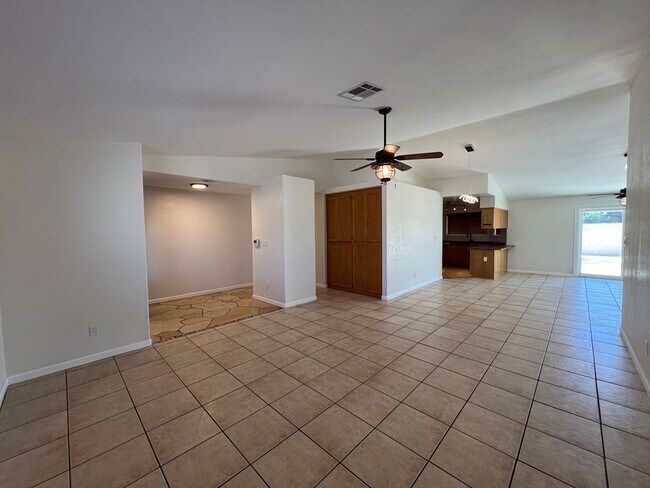 Foto del edificio - 4 BEDROOM POOL & SOLAR HOME!