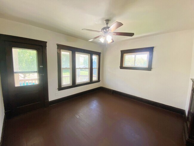 Foto del edificio - 9905 Lamontier Ave