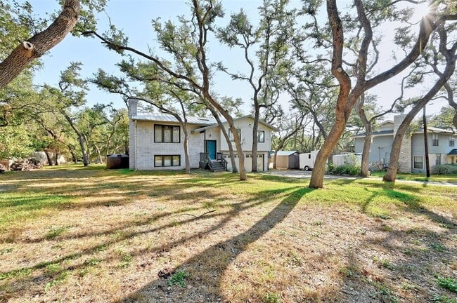 Foto del edificio - 10102 Murmuring Creek Dr