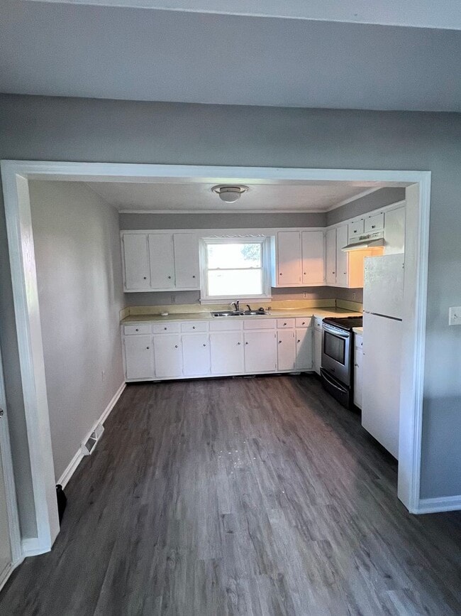 Building Photo - 225 Fuller Dr