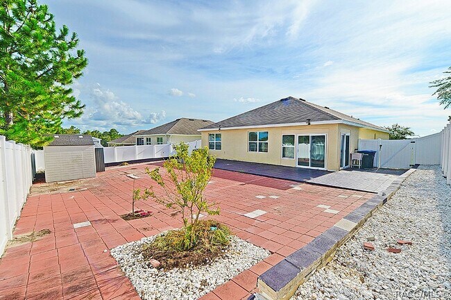 Foto del edificio - 320 W Runyon Loop