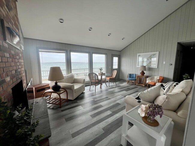 Building Photo - 1355 Watersedge Way