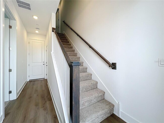 Foto del edificio - 15465 Hamlin Pk Dr