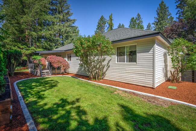 Building Photo - 1626 Northwood Dr