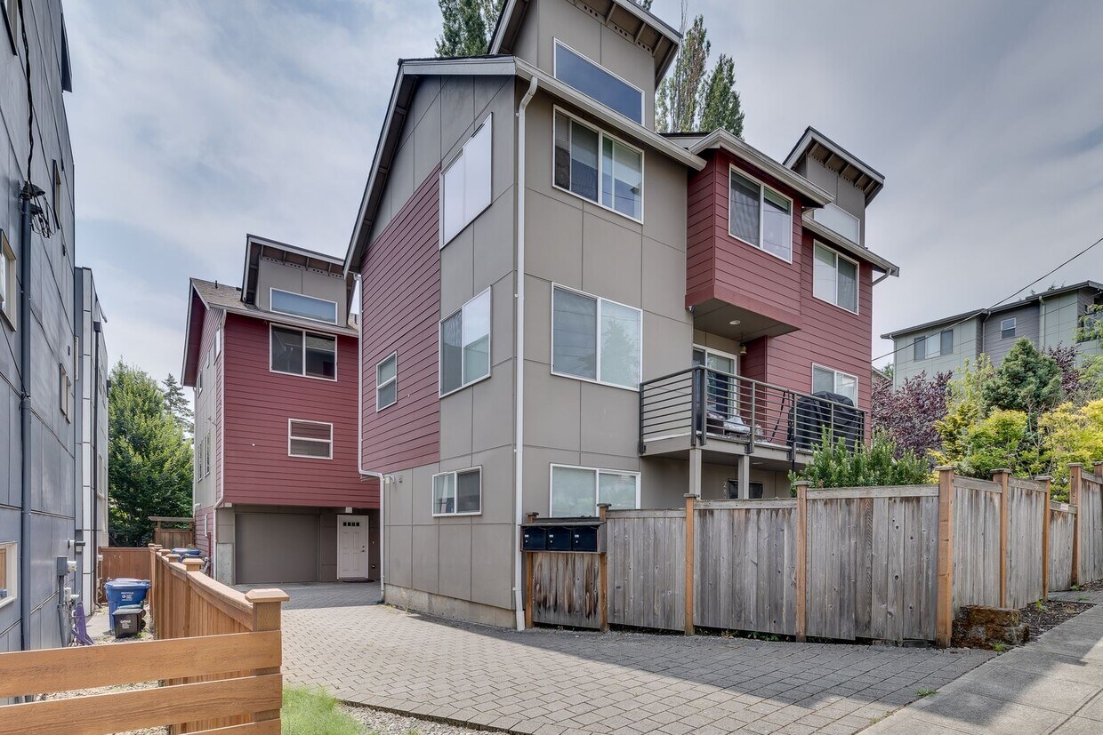 Primary Photo - Spacious 3 bedroom townhouse in West Seattle!